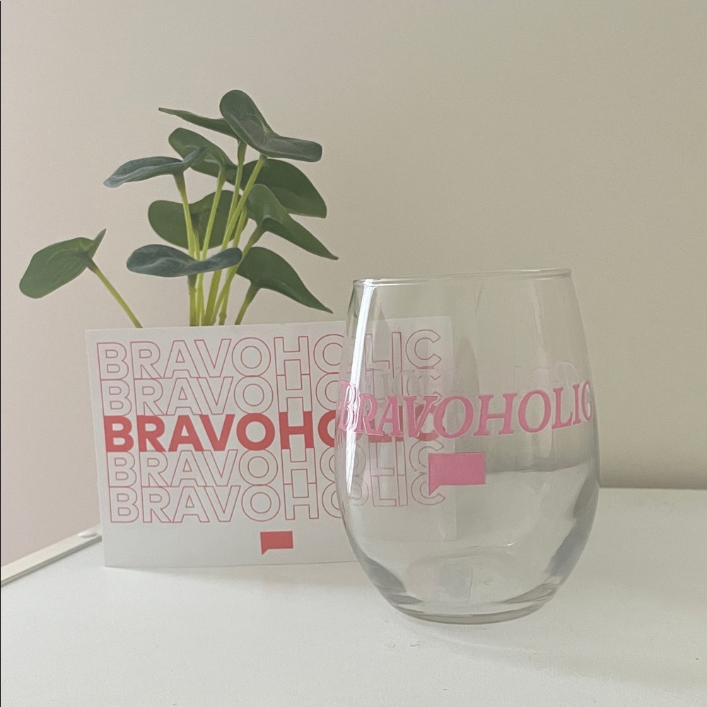 BRAVOHOLIC Wine Glass and Sticker Set